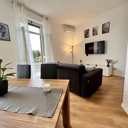Apartment Pyramidhouse - 100mq With View - 2km From The Colosseum
