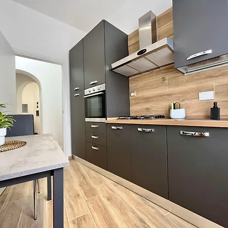 Apartment Pyramidhouse - 100mq With View - 2km From The Colosseum *