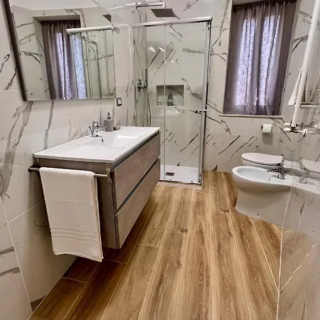 Apartment Pyramidhouse - 100mq With View - 2km From The Colosseum Rome