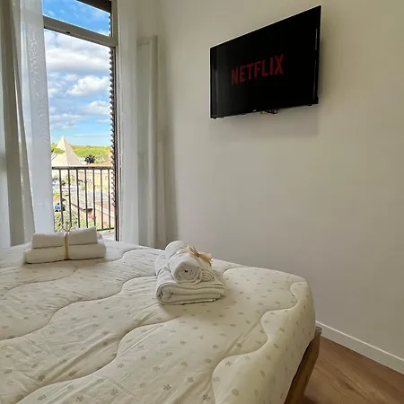 Apartment Pyramidhouse - 100mq With View - 2km From The Colosseum