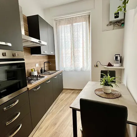 Apartment Pyramidhouse - 100mq With View - 2km From The Colosseum