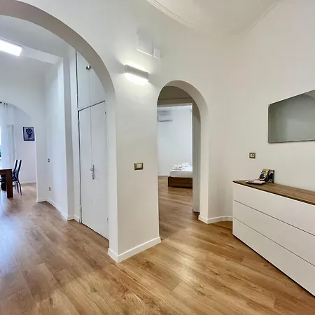 Pyramidhouse - 100mq With View - 2km From The Colosseum 아파트